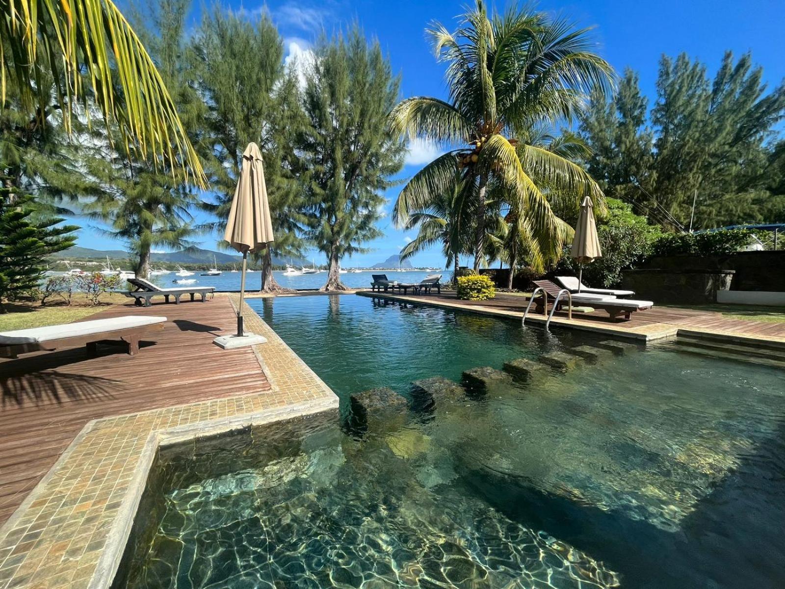 Olana Blue - Beachfront Apartment Riviere Noire Exterior photo